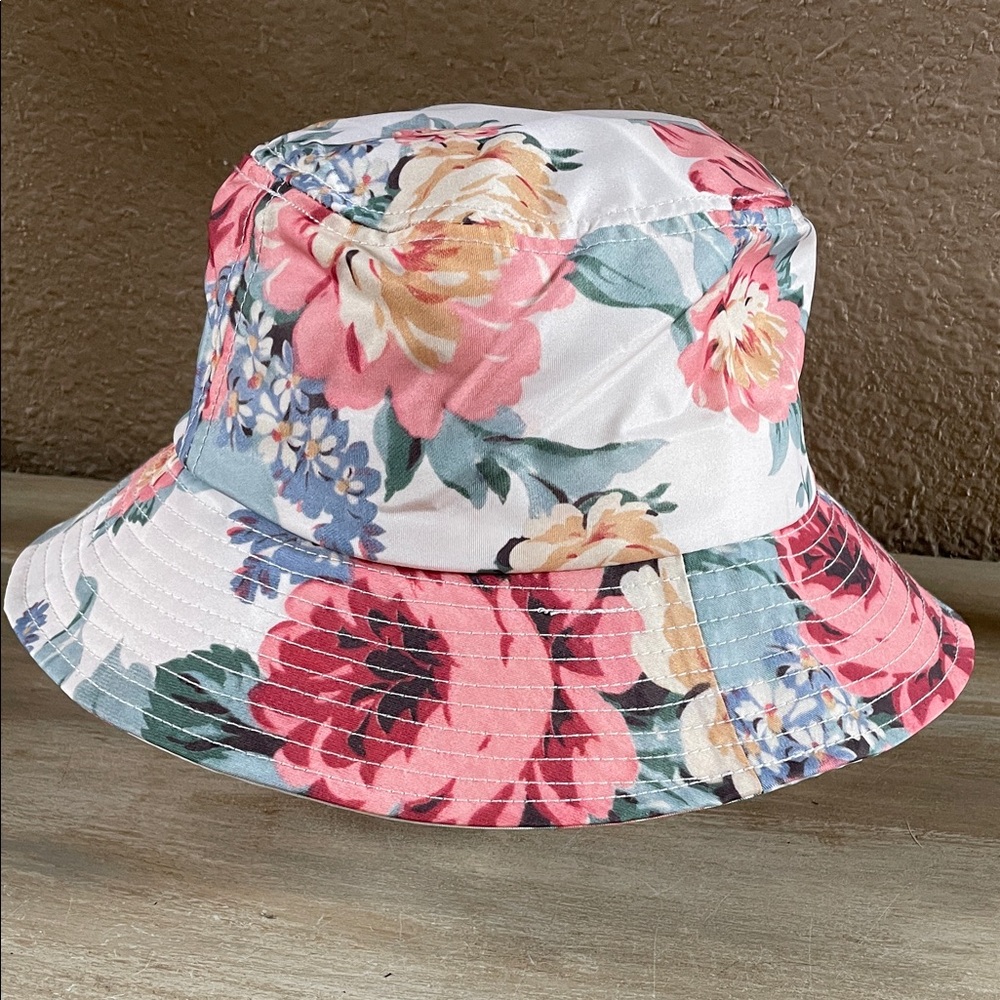 Loeffler Randall Ivy Nylo Bucket Hat . NEW sealed in pkg. Waterproof